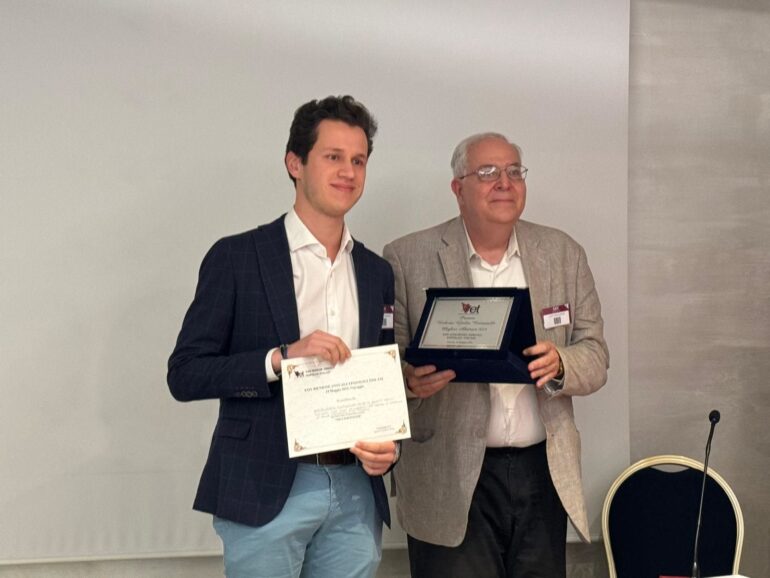 Simone Cappelli riceve da Giacomo Laffi il Premio in memoria di Roberto Giulio Romanelli