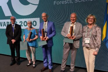 Mauro Agnoletti (il secondo da destra) riceve il premio da Elena Paoletti (vicepresidente IUFRO)