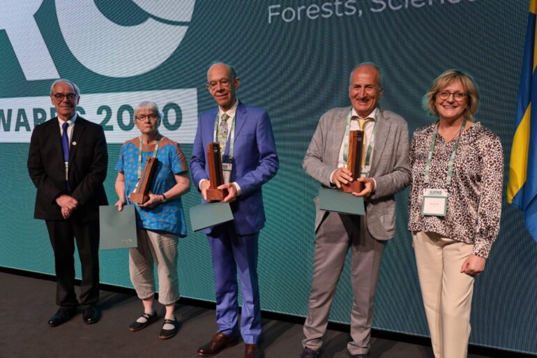 Mauro Agnoletti (il secondo da destra) riceve il premio da Elena Paoletti (vicepresidente IUFRO)