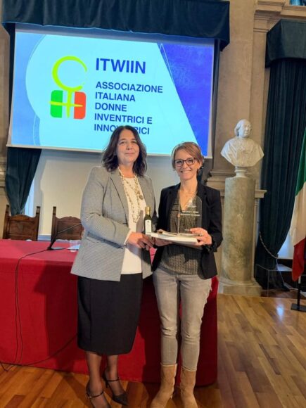 Barbara Richichi (a destra) con Francesca Romana Grippaudola, presidente dell'Associazione Italiana Donne Inventrici e Innovatrici 