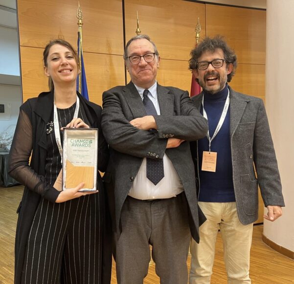 Greta Mazzaggio  e Carlo Zoli con il presidente della Fondazione CHANGES Marco Mancini (Foto di Fondazione CHANGES)