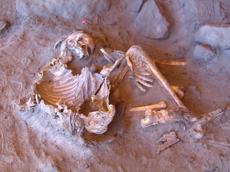 Mummia naturale di 7.000 anni fa trovata nel riparo roccioso di Takarkori (individuo H1) nella Libia meridionale (Foto: Missione Archeologica nel Sahara  - Sapienza Università di Roma)