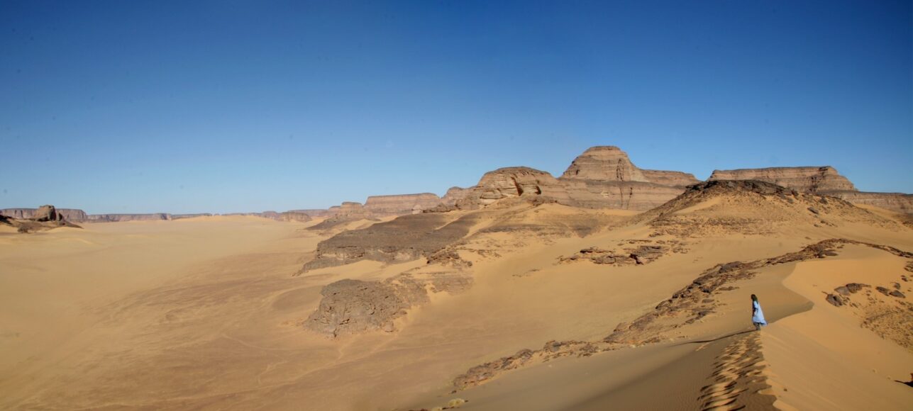 Vista dal Takarkori Rockshelter nella Libia meridionale (Foto: Missione Archeologica nel Sahara  - Sapienza Università di Roma)