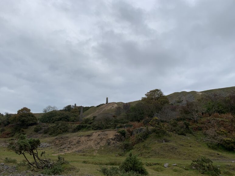 Resti di scarti di produzione di stagno del XIX-XX secolo a Bodmin Moor. Sullo sfondo ciminiere di miniere per la produzione dello stagno