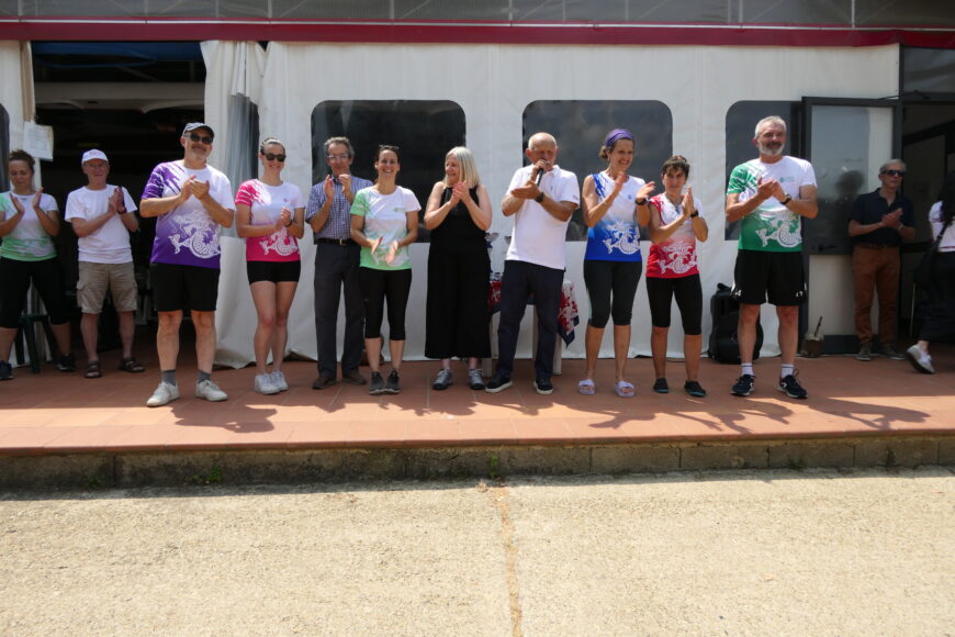 Alessandra Petrucci e Domenico Sepe con i capitani delle 7 squadre. Da sinistra: Ingegneria/SBA (nero), Economia (viola), Astronomia (rosa), Scienze della Terra (verde chiaro), San Marco (blu), Scienze della Salute (rosso), Dagri (verde scuro).