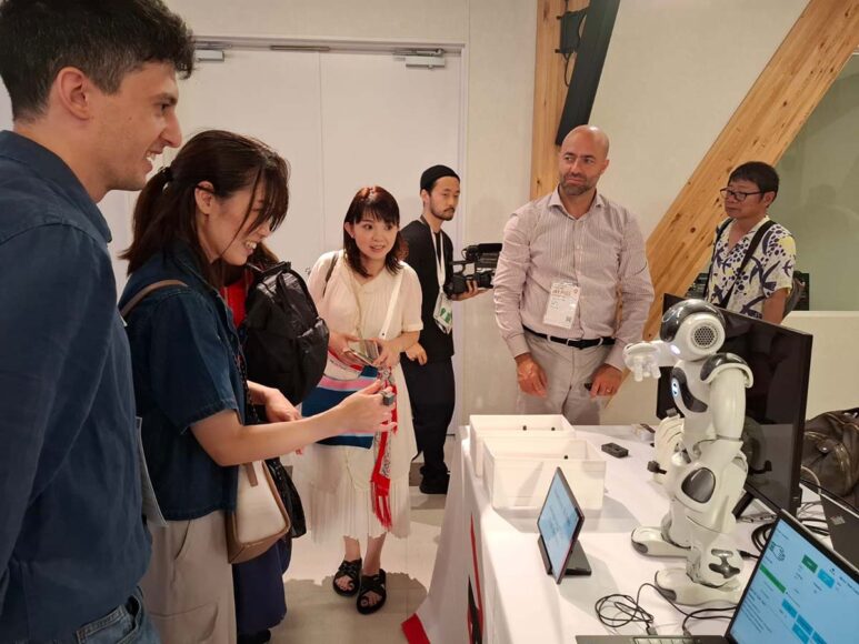 Una delle dimostrazioni curate da Unifi con il robot Nao