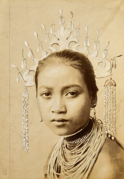 Borneo, Sarawak - Donna del Seribas in abito festivo dall'album di Margareth Brooke