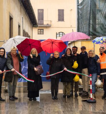 Un momento dell'inaugurazione dei lavori in via Laura